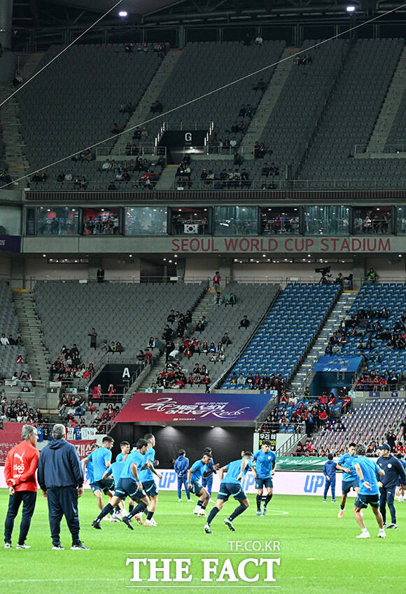 등 돌린 축구팬들 파라과이전 흥행 대참사.