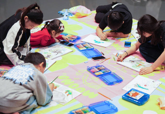 13일 경기 광주시 화담숲에서 열린 LG유플러스 소아암 환아 사생대회에 참여한 아이들이 그림을 그리고 있다. /LG유플러스