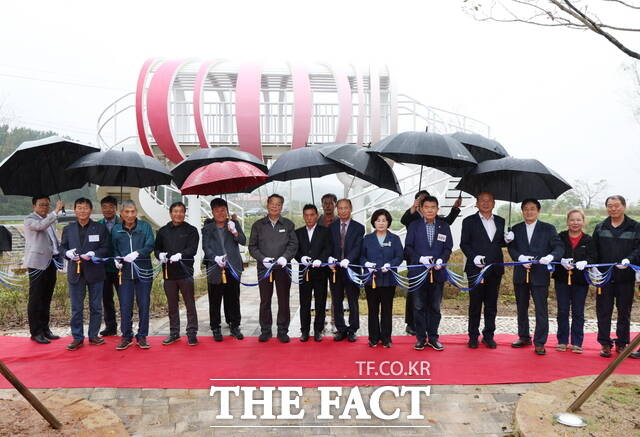 13일 태안읍 산후리에 조성된 주민화합공원 준공식 참석자들이 기념 촬영을 하고 있다. /태안군