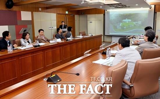 김동근 의정부시장(왼쪽 3번째)을 비롯, 시의원, 관계 공무원, 외부 전문가, 설계용역사 등이 14일 ‘의정부 메모리얼 파크 조성사업 기본 및 실시설계 용역’ 최종보고회에서 서로의 의견을 나누고 있다. /의정부시