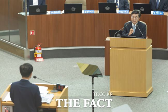 지난달 8일 오전 경기도의회 본회의장에서 김동연 경기도지사가 도정질문에 답변하고 있다./경기도