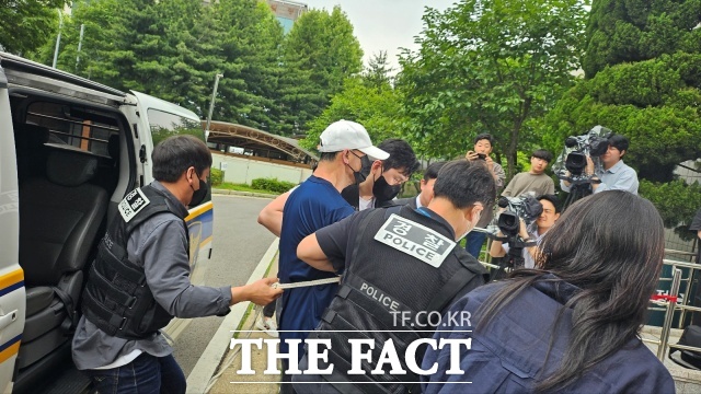 서울 지하철 5호선 열차에 불을 지른 원모(67) 씨가 지난 6월2일 서울 양천구 서울남부지법에서 열린 현존전차방화치상 혐의 영장실질심사(구속 전 피의자 심문)에 출석하고 있다./강주영