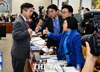  '안싸우면 서운한 국정감사'...고성과 욕설 주고받는 과방위 [TF사진관]