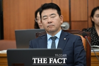  국감 2일차 '피곤한 박정 의원' [포토]