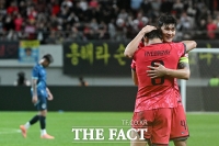  득점한 오현규 안아주는 김민재 [포토]