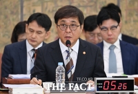  잘의에 답하는 최휘영 문체부 장관 [포토]