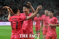  엄지성 축하해주는 손흥민 [포토]