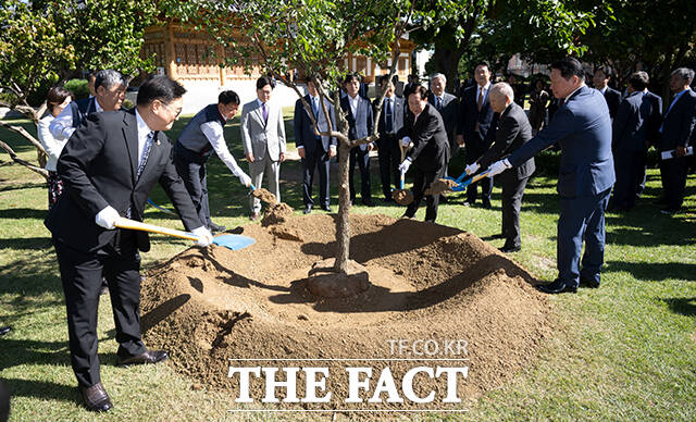 우원식 국회의장과 5단체 대표들이 국회 사회적 대화 공동선언식에 앞서 기념식수를 하고 있다.