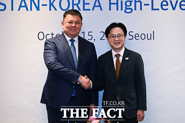 카낫 보줌바예프(Kanat Bozumbayev) 카자흐스탄 부총리(왼쪽)와 김정관 산업통상부 장관이 15일 오후 서울 중구 롯데호텔 서울에서 열린 한국 산업통상부장관-카자흐스탄 부총리 회담에 참석해 기념 촬영을 하고 있다. /서예원 기자