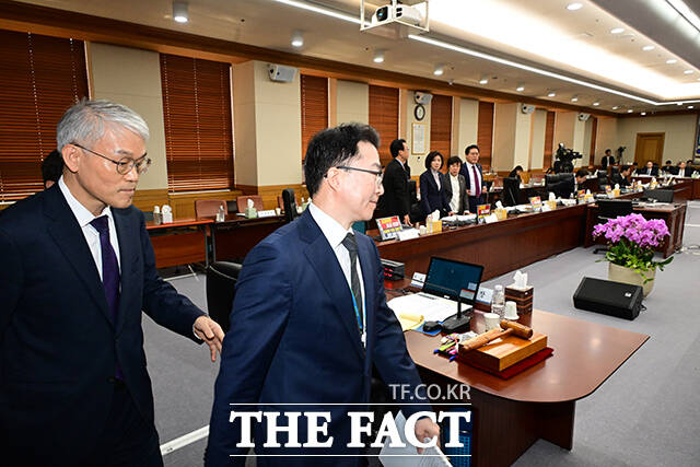 국정감사장 나서는 천 처장의 모습.