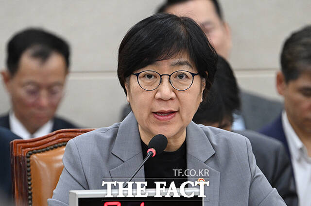 정은경 보건복지부 장관이 복지 신청주의로 이한 사각지대 문제 지적에 제도 개선에 나서겠다고 15일 밝혔다. 또한 생계급여의 부양의무자 기준을 단계적으로 폐지하겠다고 했다. 사진은 이날 정은경 장관이 서울 여의도 국회에서 열린 보건복지위원회의 보건복지부 등에 대한 국정감사에 참석해 질의에 답변을 하는 모습. /국회=박헌우 기자