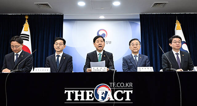 임광현 국세청장, 윤창렬 국무조정실장, 구윤철 부총리 겸 기획재정부 장관, 김윤덕 국토교통부 장관, 이억원 금융위원장이 브리핑에 참석하고 있다.