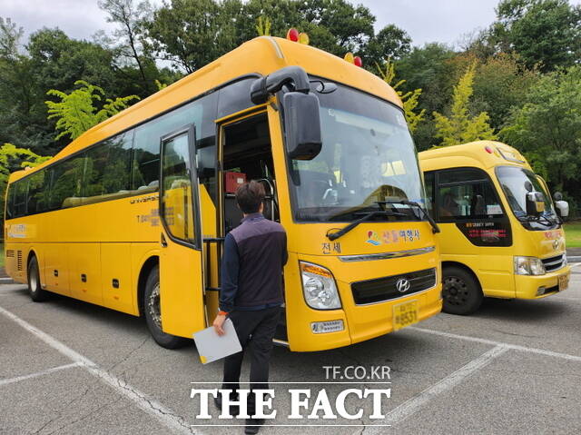 아산교육지원청, 아산경찰서, 한국교통안전공단 합동으로 어린이통학버스를 점검하는 모습. /아산교육지원청