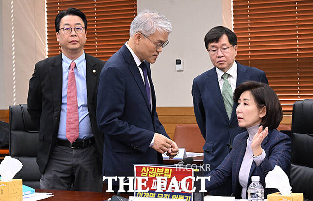 천대엽 처장이 나경원 의원을 비롯한 야당 의원들과 대화하고 있다. /국회사진기자단