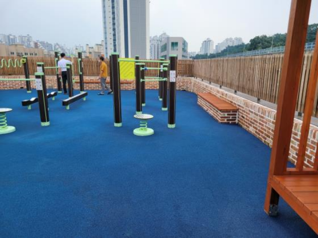 서울시는 내년까지 25개 자치구에 어르신 놀이터를 1곳씩 조성한다고 16일 밝혔다. 사진은 성북구 정릉실버복지센터 /서울시