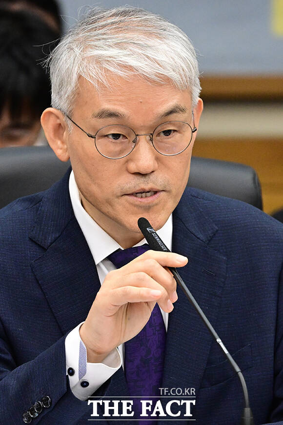 추미애 위원장 발언에 답변하는 천대엽 처장.