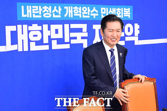 정청래 더불어민주당 대표가 15일 대법원 현장 국정감사를 앞두고 법사위 소속 당 의원들의 소란 자제를 촉구했다. /남윤호 기자