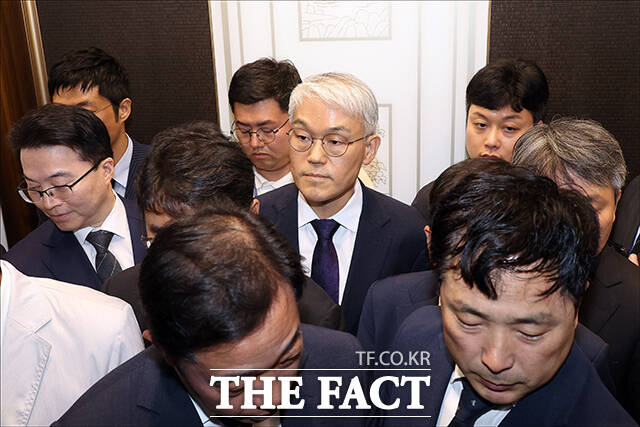 승강기 탑승한 천 처장. /국회사진기자단