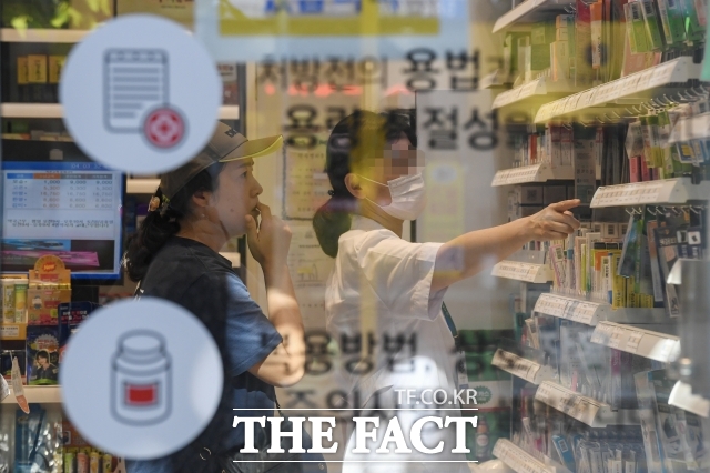 15일 정은경 보건복지부 장관은 국회 보건복지위원회 국정감사에서 창고형 약국이 유통 질서에 미치는 영향을 분석하고 대책 마련을 검토하겠다고 15일 밝혔다. 우선적으로 최고 특가 등 소비자를 오도하는 광고를 하지 못하게 하겠다고 언급했다. 사진은 지난 9월 14일 서울 서초구의 한 약국. /장윤석 기자