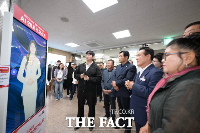 논산시가 14일 2027 논산세계딸기산업엑스포 D-500 기념 전광판 제막식을 갖고 있다. /논산시