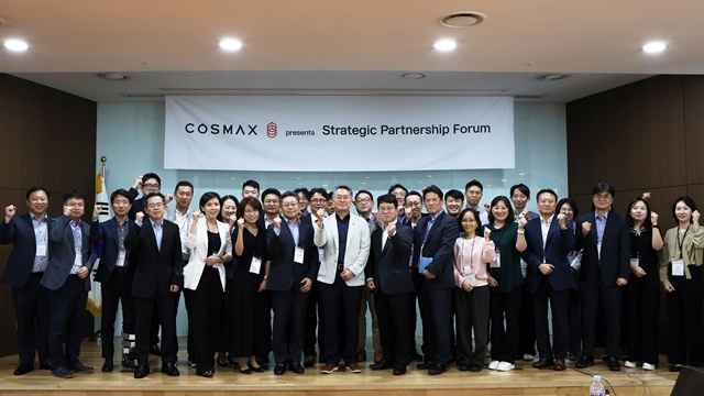 지난달 30일 경기도 성남시 코스맥스 사옥에서 열린 2025 코스맥스 원료 협력사 간담회에서 최경 코스맥스 대표(왼쪽에서 여덟번째)를 비롯한 주요 참석자들이 기념사진을 찍고 있다. /코스맥스