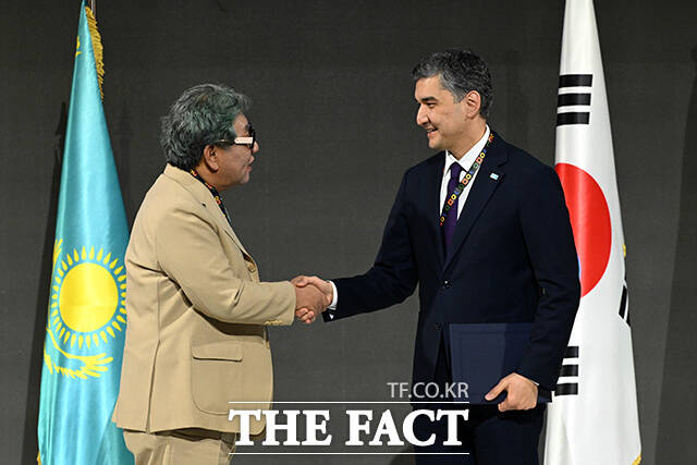 악수 나누는 참석자들.