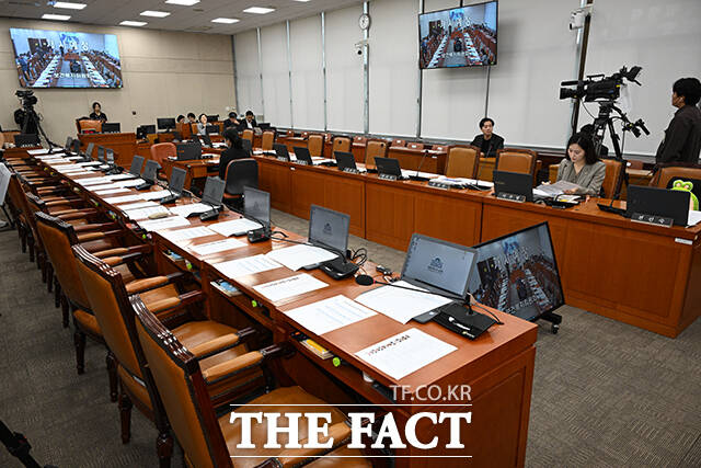 이주영 개혁신당 의원이 15일 오전 서울 여의도 국회에서 보건복지위원회의 보건복지부 등에 대한 국정감사를 준비하고 있다. /국회=박헌우 기자