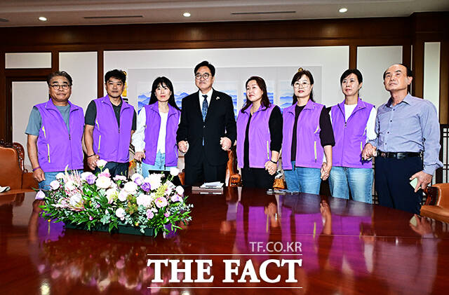 면담에 앞서 기념사진 촬영하는 우원식 국회의장과 10.29이태원참사 유가족 대표단.