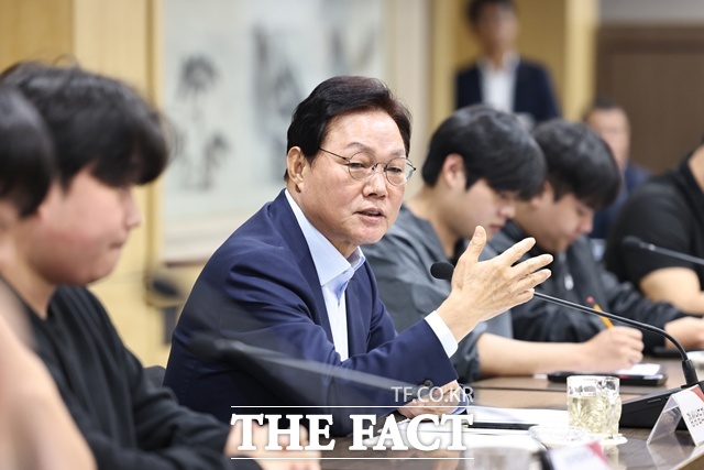 경남도내 대학 총학생회장단과 간담회를 갖고 있는 박완수 경남도지사 /경남도열고