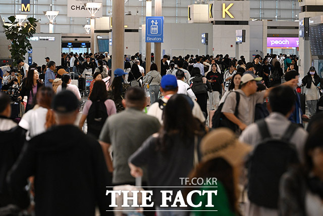 업계는 4분기를 실적 반등의 분기점으로 보고 있다. 10월 추석 연휴에 더해 지난달 29일부터 시행된 중국인 관광객 무비자 입국 제도가 여객 수요 회복을 이끌 것이란 기대가 나온다. /인천국제공항=남용희 기자