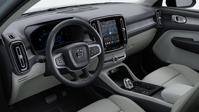 도어·센터 콘솔·시트 하단 등 다양한 수납공간을 마련했으며, 울트라 트림에는 드리프트 우드 인테리어, 하만카돈 프리미엄 사운드 시스템, 스웨덴 오레포스(Orrefors®) 크리스털 기어노브, 어드밴스드 공기 청정 시스템 등이 기본 탑재된다. XC40 내장. /볼보자동차코리아