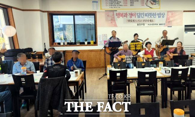 안양시 부흥동 거주 익명 기부자가 취약계층 노인들에게 나눔행사를 열고 있다. /안양시