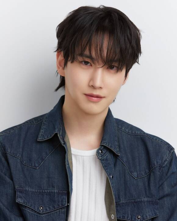 최근 사회목부요원으로 군 대체 복무를 마치고 팬들의 곁으로 돌아온 그룹 펜타곤 신원이 배우로 전향해 본격적인 활동을 앞두고 있다. /큐브엔터테인먼트