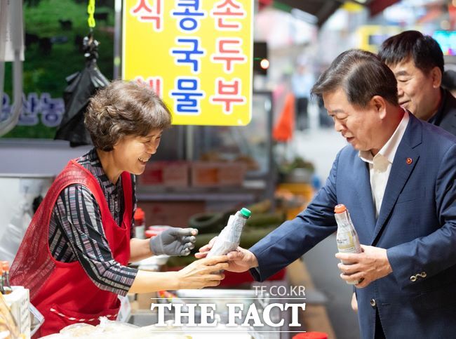 박승원 광명시장이 전통시장에서 광명사랑화폐로 장을 보며 물가를 점검하고 있다. /광명시