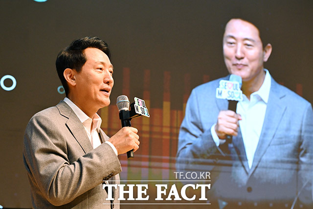 서울 전역이 토지거래허가구역으로 지정된 가운데 서울시가 이에 대해 유감을 표했다. 사진은 오세훈 서울시장이 1일 오전 서울 중구 서울시청에서 열린 서울 인플루언서 어워즈에서 인사말을 하고 있다. /남용희 기자