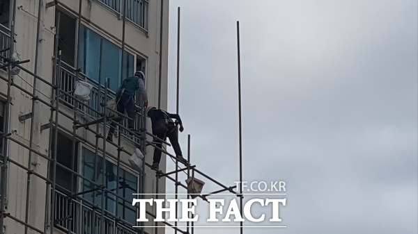 대전 중구 선화동의 한 재개발 현장에서 인부들이 안전장치 없이 작업을 하는 모습이 목격됐다. /정예준 기자