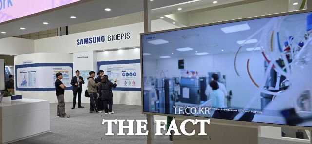15일 서울 강남구 코엑스에서 열린 바이오플러스-인터펙스 코리아 2025(BIX 2025)에 설치된 삼성바이오에피스의 부스. 삼성바이오에피스 관계자가 방문객들을 안내하고 있다. /조성은 기자