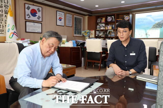 가세로 태안군수가 군수실에서 해상풍력발전 직접화단지 신청서에 서명을 하고 있다. /태안군