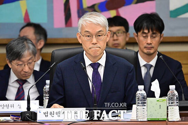 천대엽 법원행정처장이 15일 서울 서초구 대법원에서 열린 국회 법제사법위원회의 대법원에 대한 현장 국정감사에 출석해 감사 진행을 기다리고 있다. /남윤호 기자