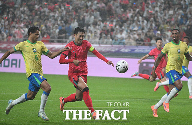 한국 축구의 리빙 레전드 손흥민은 브라질 파라과이와 10월 A매치 2경기를 통해 A매치 최다 출장이란 기념비적 기록을 세웠지만 두 경기에서 단 하나의 슛도 하지 못하는 경기를 펼쳐 아쉬움을 남겼다. 사진은 대한민국과 브라질의 10일 평가전 장면./서울월드컵경기장=남용희 기자