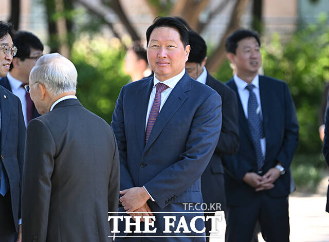 최태원 대한상공회의소 회장이 15일 오전 서울 여의도 국회 사랑재에서 열린 국회 사회적 대화 공동선언식에 참석하고 있다. /국회=박헌우 기자