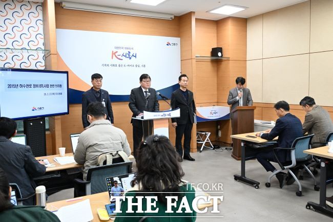 박승삼 시흥부시장이 지난 2월 27일 언론브리핑을 열고 하수관로 정비 사업 관련 민원 사항을 설명하고 있다. /시흥시