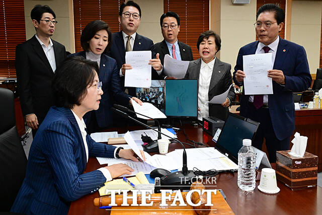 나경원 국민의힘 의원을 비롯한 의원들이 15일 오전 서울 서초구 대법원에서 열린 전체회의에서 이재명 대통령의 공직선거법위반 사건에 대한 대법원 전원합의체 관련 서류 제출 요구의 건 처리에 반발하고 있다. /남윤호 기자