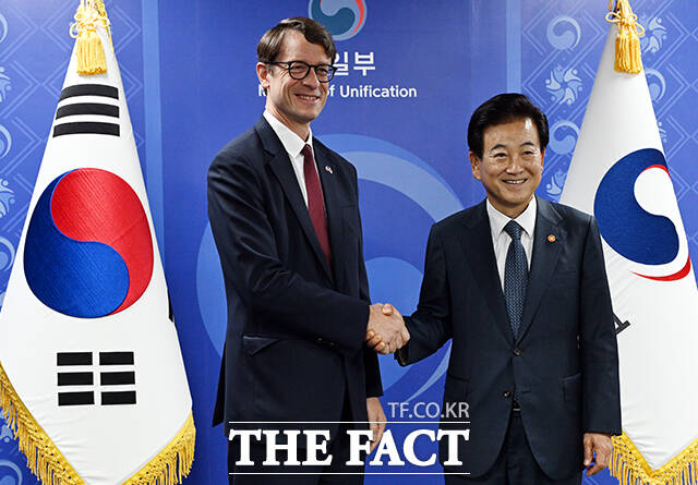 정동영 통일부 장관(오른쪽)이 15일 오전 서울 종로구 정부서울청사에서 필립 베르투 주한 프랑스 대사와 인사를 나누고 있다. /임영무 기자