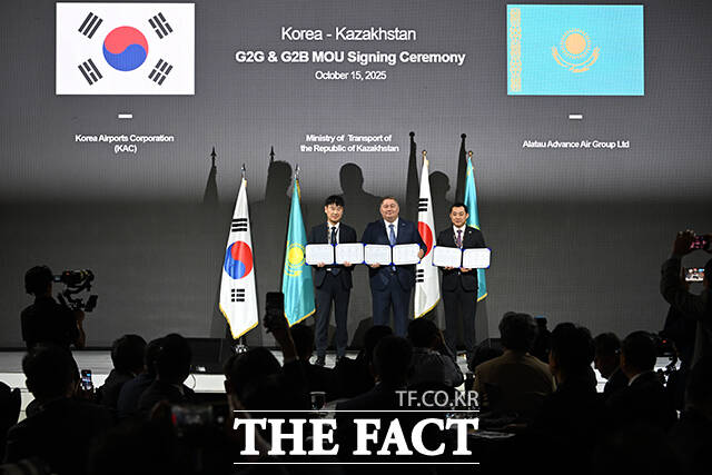 참석자들이 G2G&G2B MOU 기념 촬영을 하고 있다.