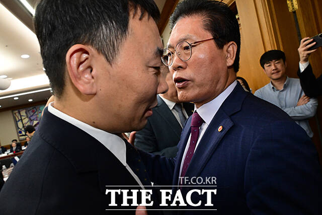 송석준 국민의힘 의원이 현장 검증에 나서는 김용민 더불어민주당 의원 등을 만류하고 있다.