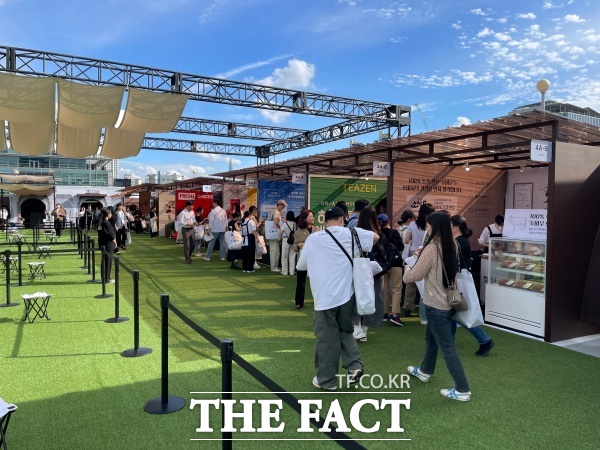 4층 루프탑은 음악과 와인이 함께하는 축제의 장으로 꾸며졌다. /문은혜 기자