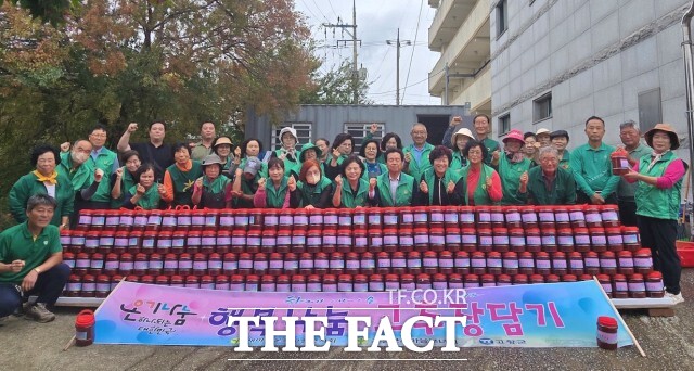 새마을운동고창군지회는 15일 고창 새마을회관에서 고창군새마을부녀회 주관으로 행복나눔 고추장 담그기 행사를 열었다. /고창군