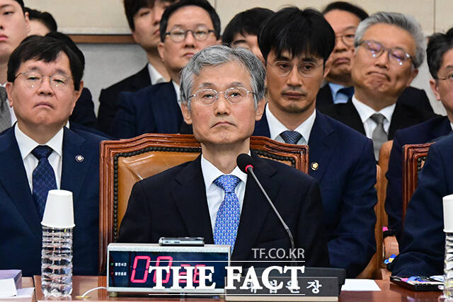 국민의힘이 15일 더불어민주당 주도로 진행되는 대법원 현장 국정감사를 두고 사실상 압수수색과 다름없다고 비판했다. 사진은 조희대 대법원장이 13일 국회 법제사법위원회에서 열린 대법원 등에 대한 국정감사에 참석한 모습. /남윤호 기자