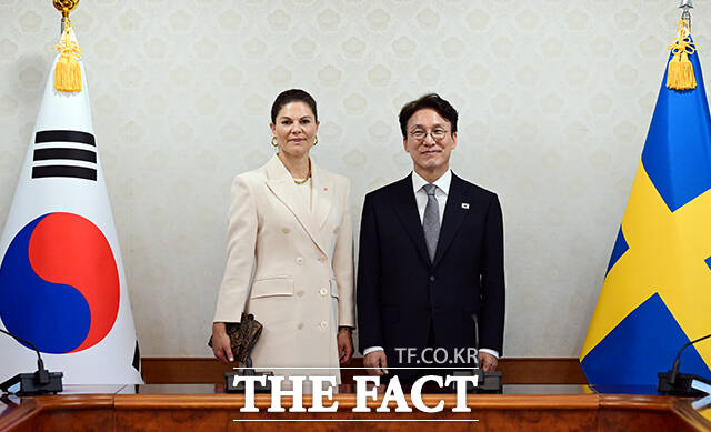 김민석 국무총리(오른쪽)가 15일 오후 서울 종로구 정부서울청사에서 스웨덴 왕위 계승권자로 방한한 빅토리아 잉그리드 알리스 데씨리에 스웨덴 왕세녀와 면담 전 기념촬영을 하고 있다. /임영무 기자